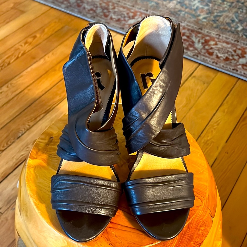 Report heels in dark brown - size 9